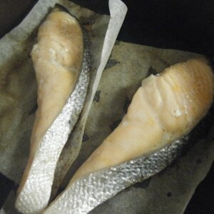 フライパンで焼く　塩鮭